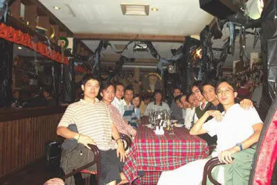 2002 — 敘舊，老師與畢業學長於「Pigs & Whistle」聚餐（2002/11/01）