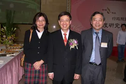 95 年度傑出研究獎頒獎典禮（陳建仁主委與白老師伉儷）